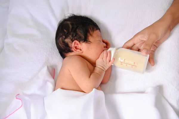 Nyfödda Konceptet Nyfödda Barn Sover Säng Barnet Det Vita Sovrummet — Stockfoto