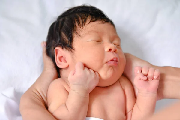 Концепция Новорожденного Новорожденные Спят Кровати Ребенок Белой Спальне — стоковое фото