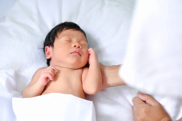 Nyfödda Konceptet Nyfödda Barn Sover Säng Barnet Det Vita Sovrummet — Stockfoto