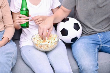 Tezahürat kavramı. Asya Gençler televizyonda futbol izliyor. İnsanlar tezahürat ve futbol puanları kazanma.
