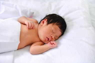 Yeni doğan kavramı. Yeni doğmuş bebekler bir yatakta uyuyor. Bebek beyaz yatak odasında mı.