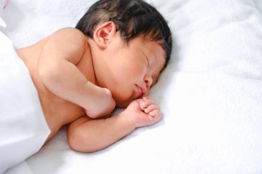 Yeni doğan kavramı. Yeni doğmuş bebekler bir yatakta uyuyor. Bebek beyaz yatak odasında mı.