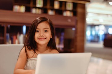 Eğitim kavramları. Kız kütüphanede ders çalışıyor. Güzel kız mutlu öğrenme vardır.