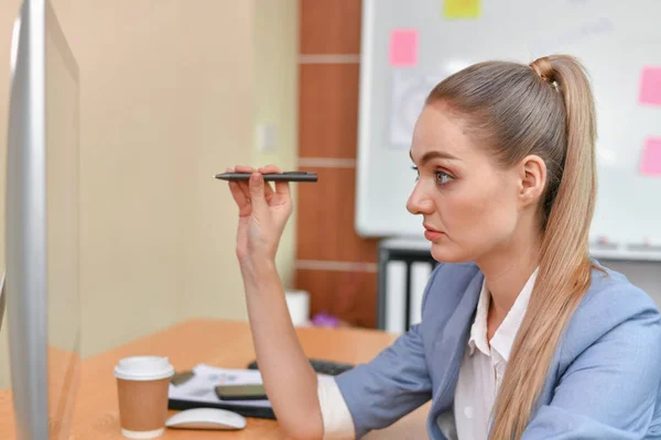 Conceptos Negocio Hermosa Mujer Negocios Está Trabajando Oficina Hermosa Joven —  Fotos de Stock