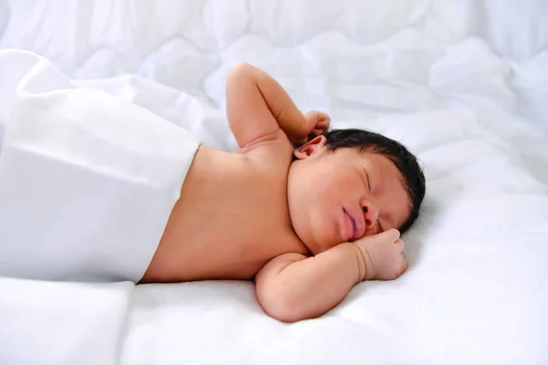 Концепция Новорожденного Новорожденные Спят Кровати Ребенок Белой Спальне — стоковое фото