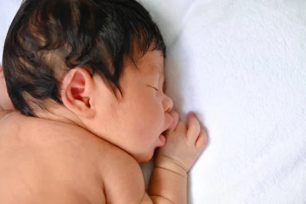 Conceito Recém Nascido Recém Nascidos Dormem Numa Cama Bebê Está — Fotografia de Stock