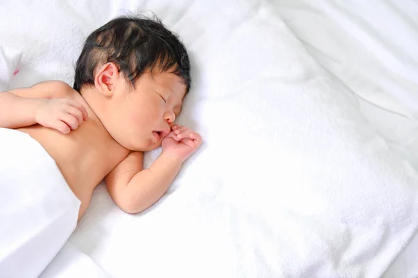 Conceito Recém Nascido Recém Nascidos Dormem Numa Cama Bebê Está — Fotografia de Stock