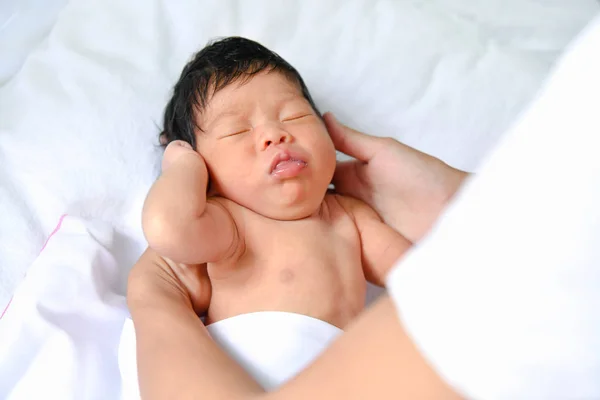 Conceito Recém Nascido Recém Nascidos Dormem Numa Cama Bebê Está — Fotografia de Stock