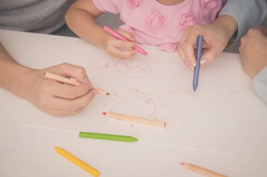 Kavram aile. Familys faaliyetleri içinde belgili tanımlık ev çizim. Aile mutlu faaliyetler yapıyor. Ebeveynler çizim çocuk eğitimi.