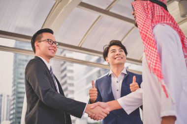 Arap iş kavramları, Arap iş adamları iş bölgesinde çalışıyor. İşadamları dışarda buluşuyoruz. İş adamları mutlu bir şekilde çalışıyoruz.