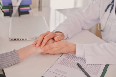 Korkunç tıbbi kavramı. Hasta doktor tanıda stresli. Hastalar tedavi hakkında endişe duyuyorlar. Doktorun tedavi hasta korkuyor yapar.