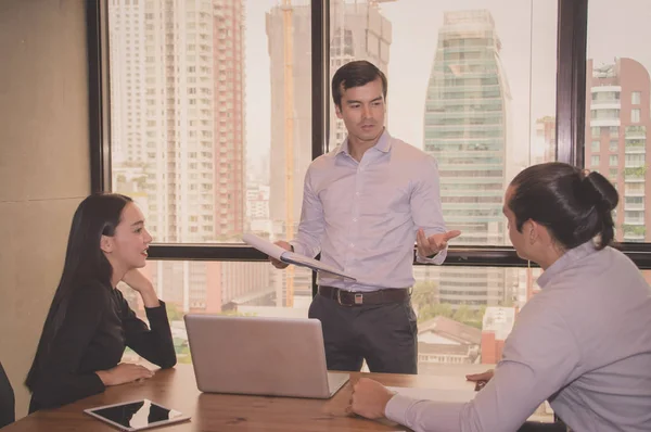 Conceptos Negocio Hombre Negocios Está Trabajando Oficina Gente Negocios Trabaja — Foto de Stock