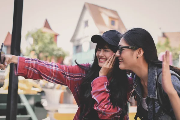 Travel Relaxing Concepts Tourists Taking Photos City Asian Girls Happily — Stock Photo, Image