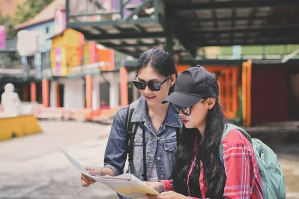 旅游和放松的概念 游客在城市拍照 亚洲女孩愉快地旅行 美丽的女孩是放松旅行 — 图库照片