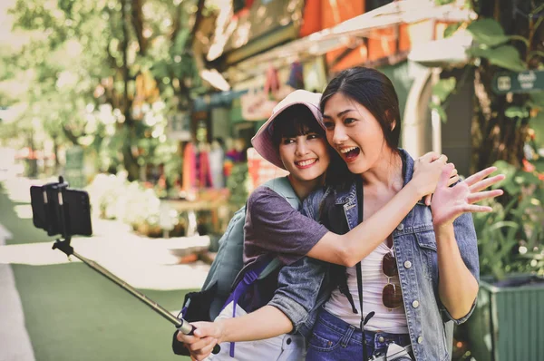 Travel Relaxing Concepts Tourists Taking Photos City Asian Girls Happily — Stock Photo, Image