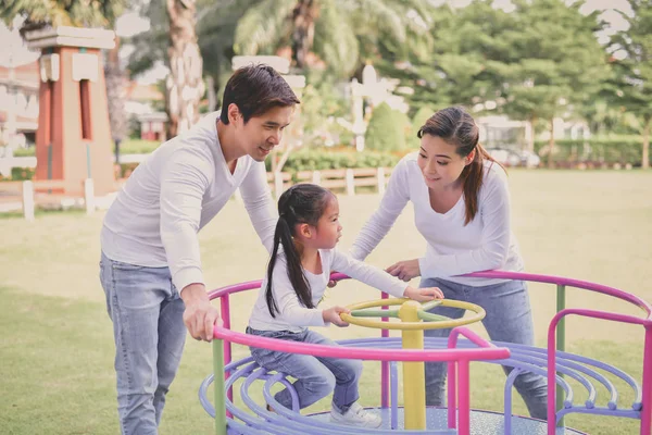 Concetto Famiglia Felice Maschio Femmina Giocare Con Bambini Fuori Famiglia — Foto Stock