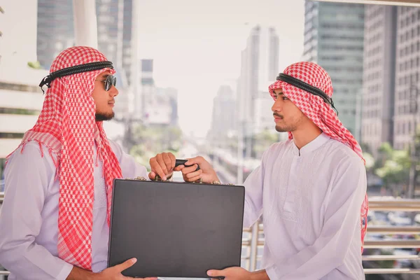 阿拉伯商业理念 阿拉伯商界人士在商业区工作 商人们在外面开会 商界人士工作愉快 — 图库照片