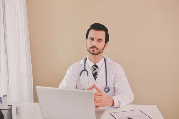 Dokter Tersenyum Berpose Kantor Mengenakan Stetoskop Staf Medis Latar Belakang — Stok Foto