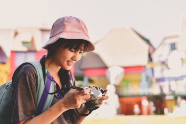 Seyahat ve rahatlatıcı kavramları, turist şehirde fotoğraf alıyor. Asyalı kız mutlu bir şekilde seyahat vardır. Güzel kızdır rahatlatıcı seyahat. Asyalı kızlar Asya seyahat.