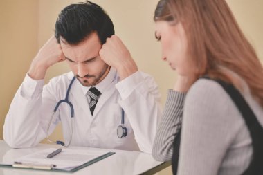 Korkunç tıbbi kavramı. Hasta doktor tanıda stresli. Hastalar tedavi hakkında endişe duyuyorlar. Doktorun tedavi hasta korkuyor yapar.