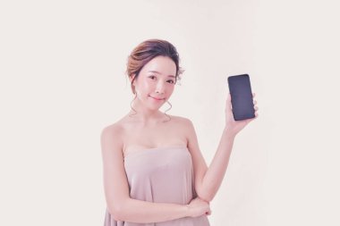 Sağlıklı güzel kadın kavramı. Güzel kadınlar sağlıklı tutmak. Cep telefonu tutan eller güzel kadın. Cep telefonu işaret parmağını kullanarak güzel genç kadın.