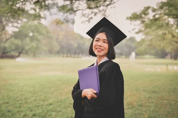 Concepto Graduación Estudiantes Graduados Día Graduación Los Estudiantes Asiáticos Sonríen —  Fotos de Stock