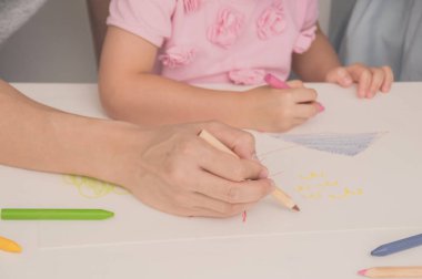 Kavram aile. Familys faaliyetleri içinde belgili tanımlık ev çizim. Aile mutlu faaliyetler yapıyor. Ebeveynler çizim çocuk eğitimi.