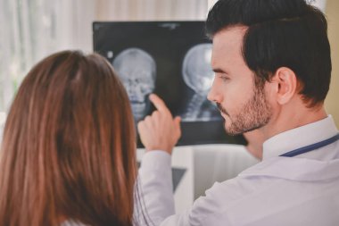 Sağlık kavramları. Doktor ve hasta röntgen filmi ile ilgilenen. Doktor ve hasta iade zamanda rahat hissediyorum. Doktor hasta teşvik etti. Hastanede doktor X-ray hasta vardır.