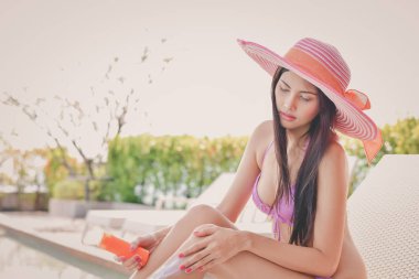 Mayo kavramı. Güzel kız mayo güneş kremi uyguluyor. Güzel kız bir mayo güneş kremi cildi korur. güzel kız vücut boyunca güneş koruyucu uygulamak.