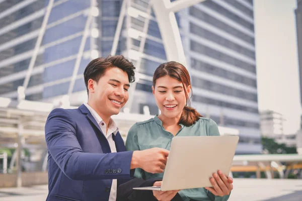 Concepto Gente Negocios Jóvenes Empresarios Están Trabajando Fuera Oficina — Foto de Stock