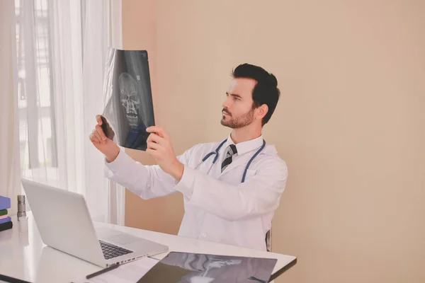 Médico Sorridente Posando Escritório Ele Está Usando Estetoscópio Equipe Médica — Fotografia de Stock