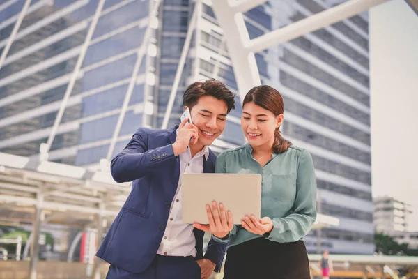 Concepto Gente Negocios Jóvenes Empresarios Están Trabajando Fuera Oficina — Foto de Stock