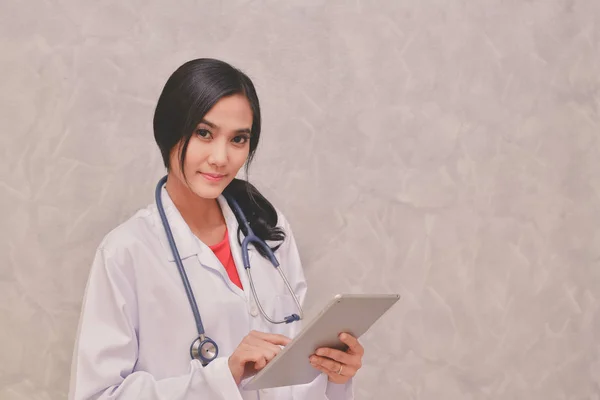 医生的概念 在办公室里摆着微笑的医生 年轻的医生戴着听诊器 医务人员在医院的背景下 医生们很乐意工作 — 图库照片