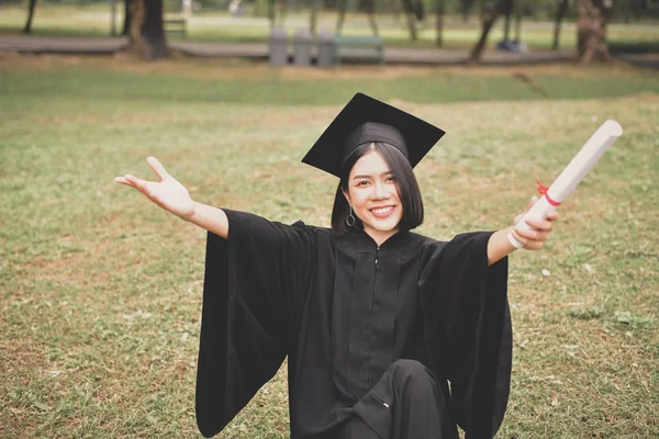 Afstuderen Concept Afgestudeerde Studenten Graduatiedag Aziatische Studenten Zijn Gelukkig Glimlachend — Stockfoto