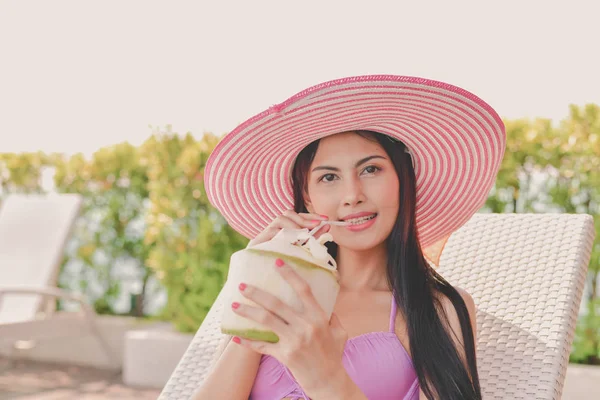 Conceito Fato Banho Meninas Bonitas Roupa Banho Estão Bebendo Meninas — Fotografia de Stock