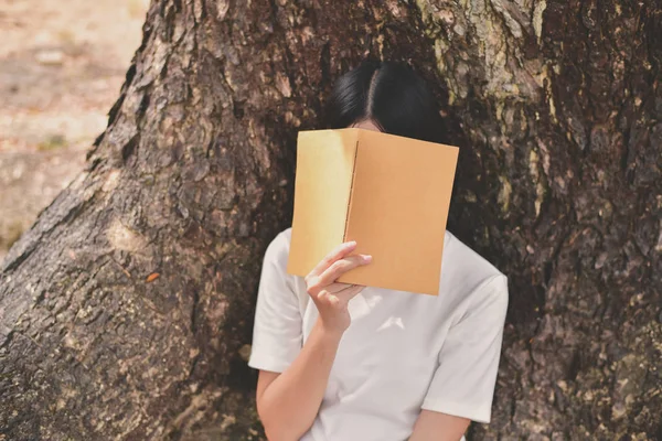 Έννοιες Της Εκπαίδευσης Ασιατικές Γυναίκες Ανάγνωση Βιβλίων Στο Πάρκο Όμορφες — Φωτογραφία Αρχείου