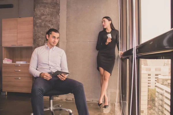 İş kavramları. İşadamı ofisinde çalışıyor. İş adamları mutlu bir şekilde iş ve sakin ol. İşadamları ciddi. İşadamları, bunlar konuşmak ve iletişim.