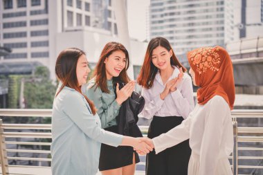 Arap iş kavramları, Arap iş adamları iş bölgesinde çalışıyor. Genç iş kadını mutlu bir şekilde çalışıyor. Genç iş kadını iş bölgesinin dışında çalışıyor.