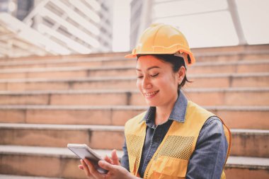 İşletme Mühendisliği kavramları, profesyonel mühendis, genç iş adamları cep telefonu oynuyorlar.