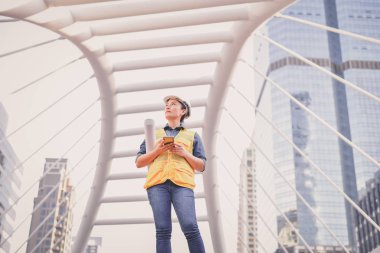 İşletme Mühendisliği kavramları, profesyonel mühendis, genç iş adamları cep telefonu oynuyorlar.