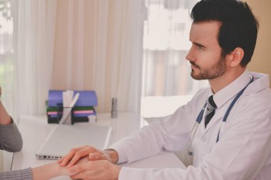 Korkunç tıbbi kavramı. Hasta doktor tanıda stresli. Hastalar tedavi hakkında endişe duyuyorlar. Doktorun tedavi hasta korkuyor yapar.