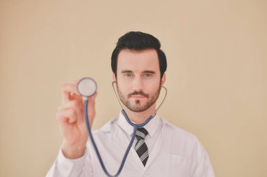 Ofiste poz doktor gülümseyen, stetoskop, tıbbi personel hastane zemin üzerine takıyor