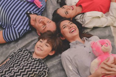 Aile kavramı. Evde mutlu ailedir. Aile faaliyetleri yatak odasında yapıyor. Aile mutlu bir şekilde birbirlerini seviyor.
