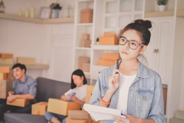 KOBİ iş kavramı. Genç sahibi onların paketleri ambalaj. Teslim iş küçük ve orta Enterprise(Smes). Sahibi genç başlatmak için iş Online. Genç iş hakkında düşünüyorsun.