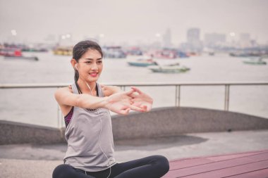 Spor kavram. Güzel kız sıcak sahilde kadar egzersiz olduğunu. Güzel kız egzersiz mutludur.