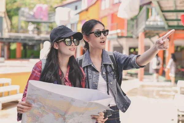 Resor Och Avkopplande Begrepp Turister Tar Bilder Staden Asiatiska Tjejer — Stockfoto
