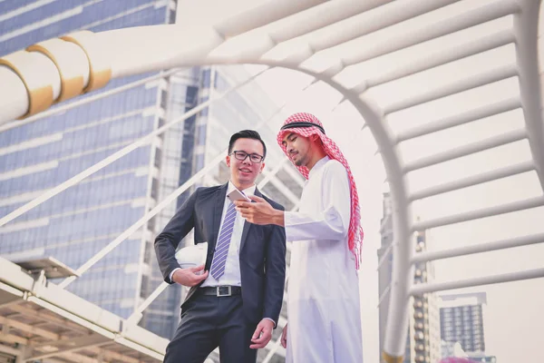 Arap iş kavramları, Arap iş adamları iş bölgesinde çalışıyor. İşadamları dışarda buluşuyoruz. İş adamları mutlu bir şekilde çalışıyoruz.