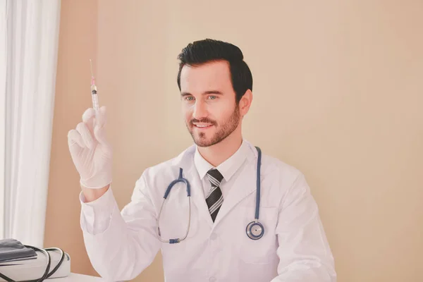 Médico Sorridente Posando Escritório Ele Está Usando Estetoscópio Equipe Médica — Fotografia de Stock