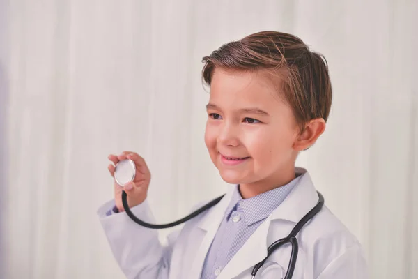 Der Junge Arzt Lächelt Auf Weißem Hintergrund — Stockfoto