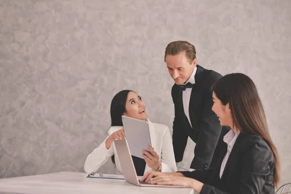 Conceptos Negocio Hombre Negocios Está Trabajando Oficina Gente Negocios Trabaja — Foto de Stock